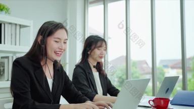 亚洲变性妇女呼叫中心、客户服务代理或带耳机的呼叫中心在台式计算机上工作。跨性别、 Lgbt 、 LGBTQ社会共存的概念
